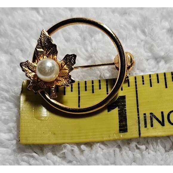 Vintage Gold Circle Maple Leaf Brooch With Faux Pearl Accent Pin 1 inch - Picture 5 of 5